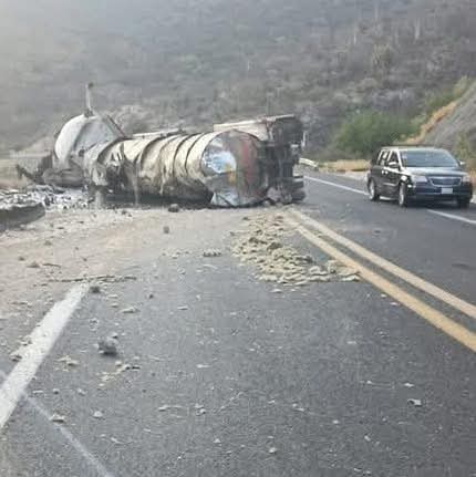 Accidente con pipa de material peligroso genera pérdidas en la Cuacnopalan-Oaxaca