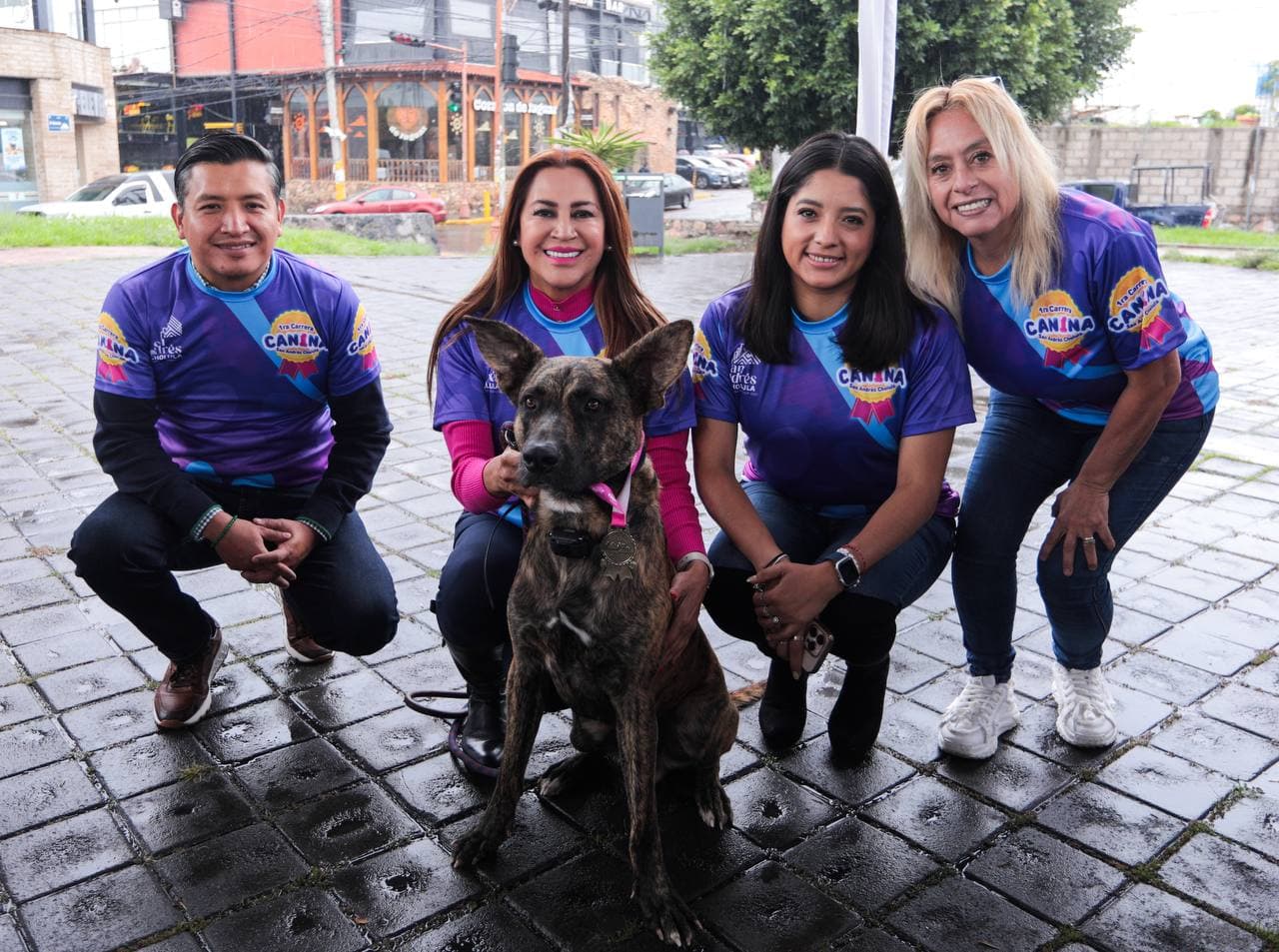 Presentan medalla y playera de la 1ª Carrera Canina en San Andrés Cholula