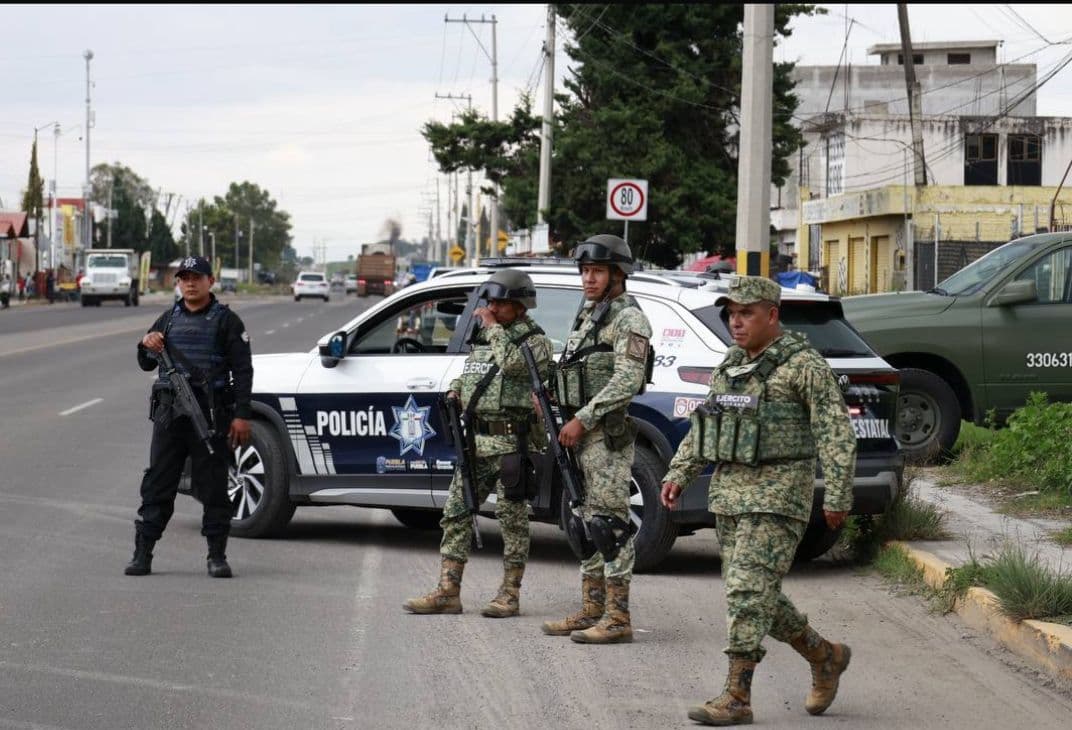 Aseguran pipas y detienen a presuntos huachicoleros en Coronango.