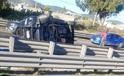 Vuelca camioneta en la autopista Puebla-Orizaba; registran actos de rapiña
