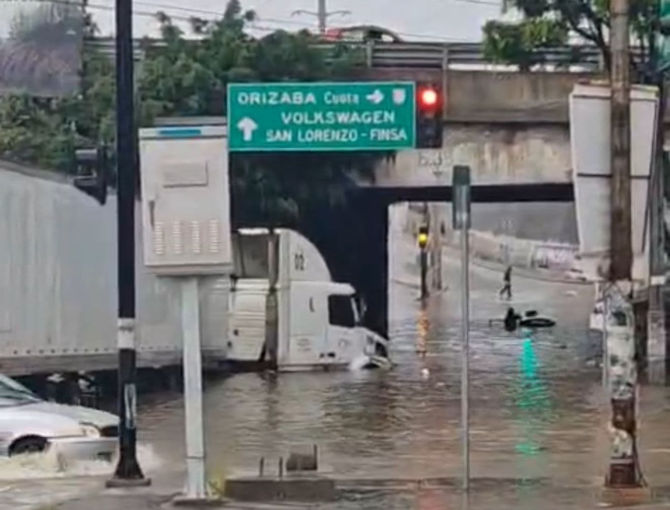Inundación deja vehículos varados en puente de Cuautlancingo