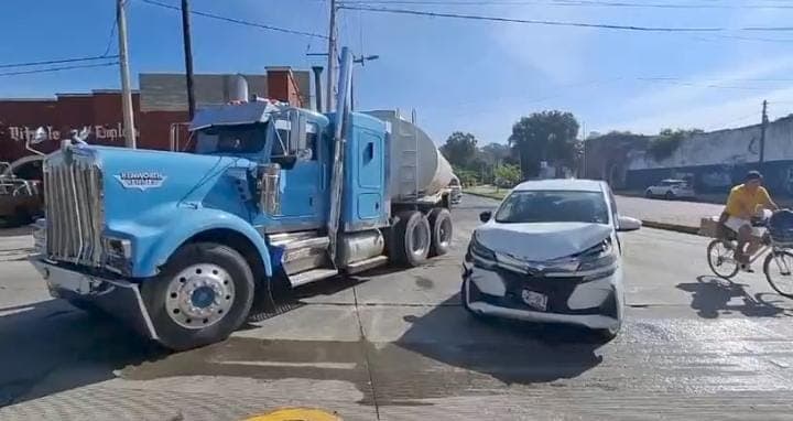 Pipa de agua embiste tres vehículos en Calzada Zaragoza tras quedarse sin frenos