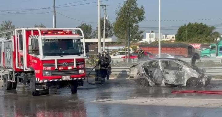 Atienden incendio vehicular en Periférico; no hay lesionados