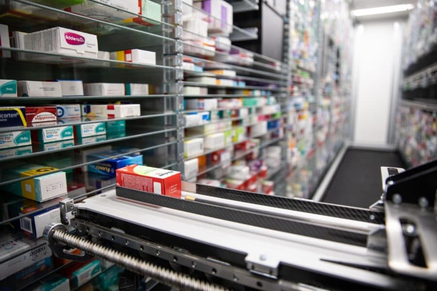 Asaltan farmacia en Los Héroes y roban auto, dinero y más