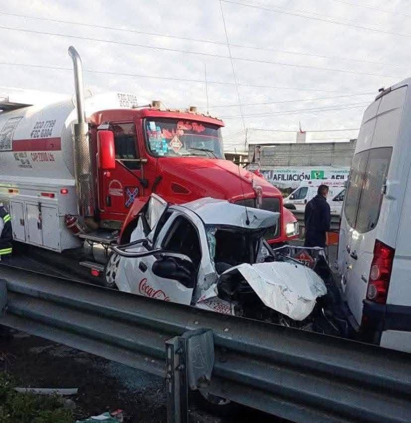 Dos personas prensadas deja aparatoso accidente en la Puebla-Orizaba