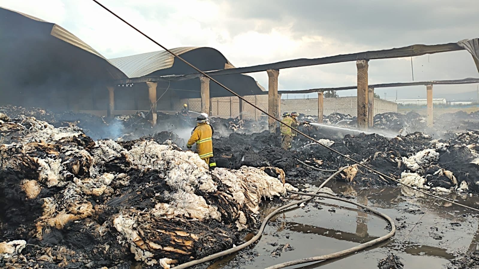 Reconocen labor de cuerpos de emergencia tras incendio en La Resurrección.