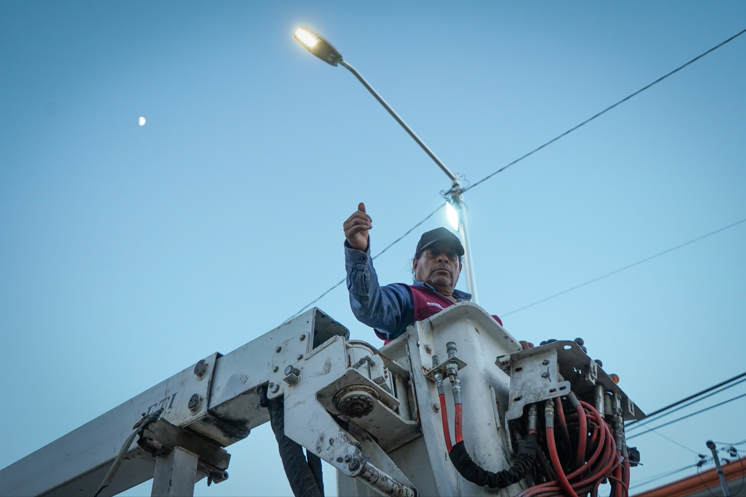Modernizan alumbrado público en la colonia Del Valle