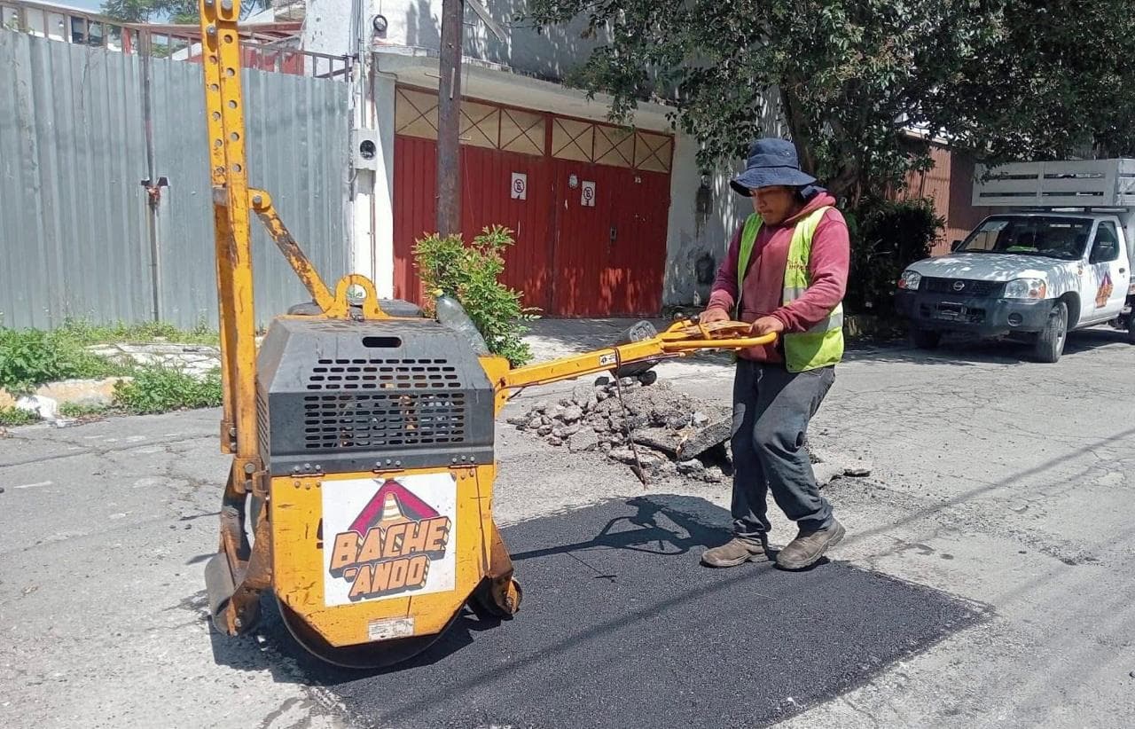 Continúan trabajos de bacheo en el sur de Puebla