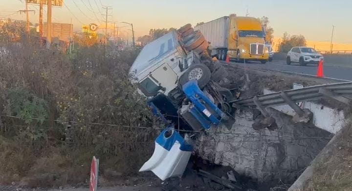 Se queda dormido al volante y vuelca su tractocamión en Coronango