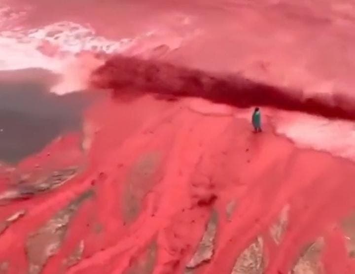 Lluvias tiñen de rojo el mar en la isla de Ormuz