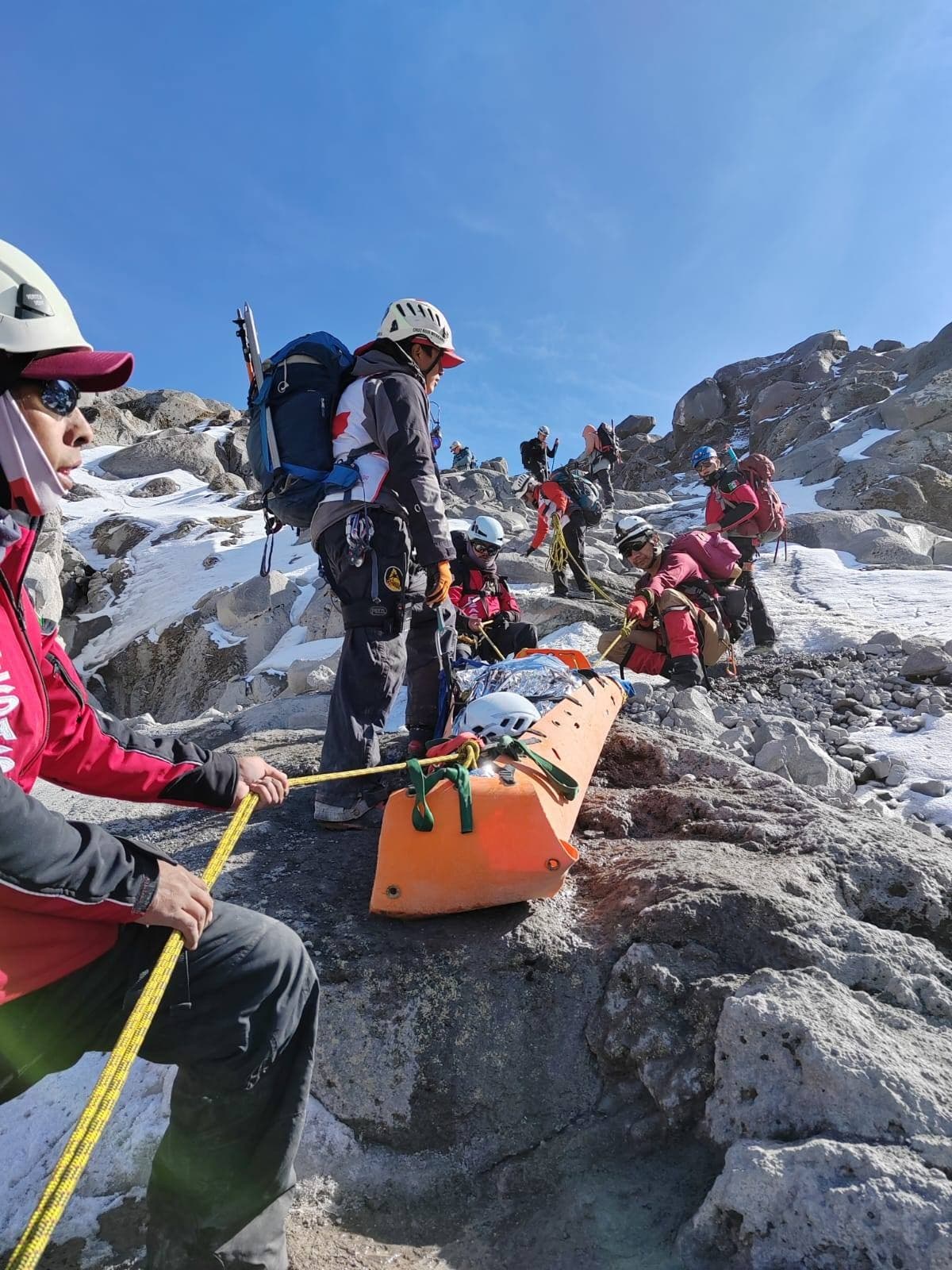 Encuentran con vida a alpinistas perdidos en el Citlaltépetl
