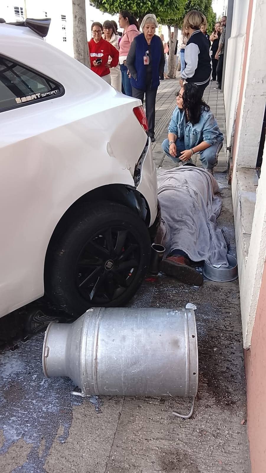 Choque en Barrio de Santiago deja a vendedor de leche lesionado