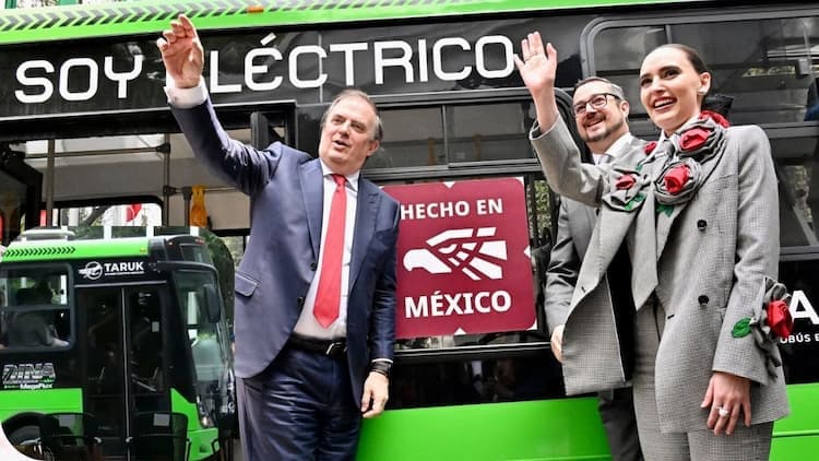 México presenta Taruk, el primer autobús eléctrico fabricado en el país.