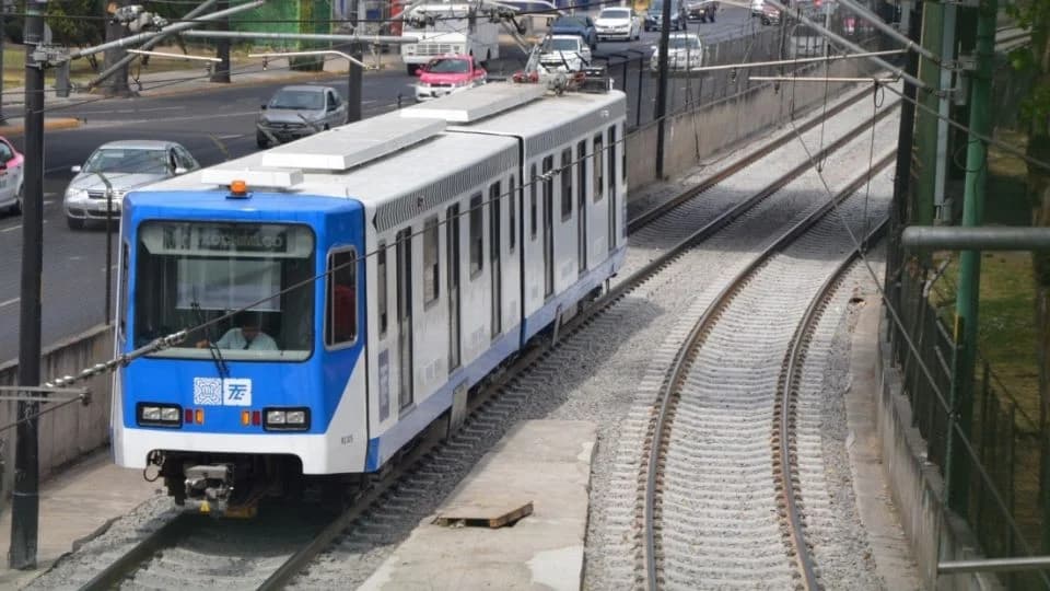 Se reporta incendio en estación del Tren Ligero en Ciudad de México.