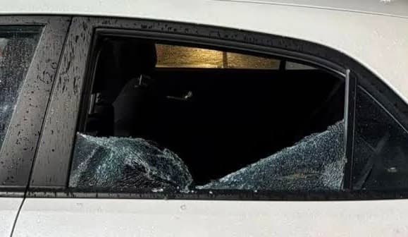 Dan ‘cristalazo’ a automovilista en Plaza Marsala en tan solo cinco minutos