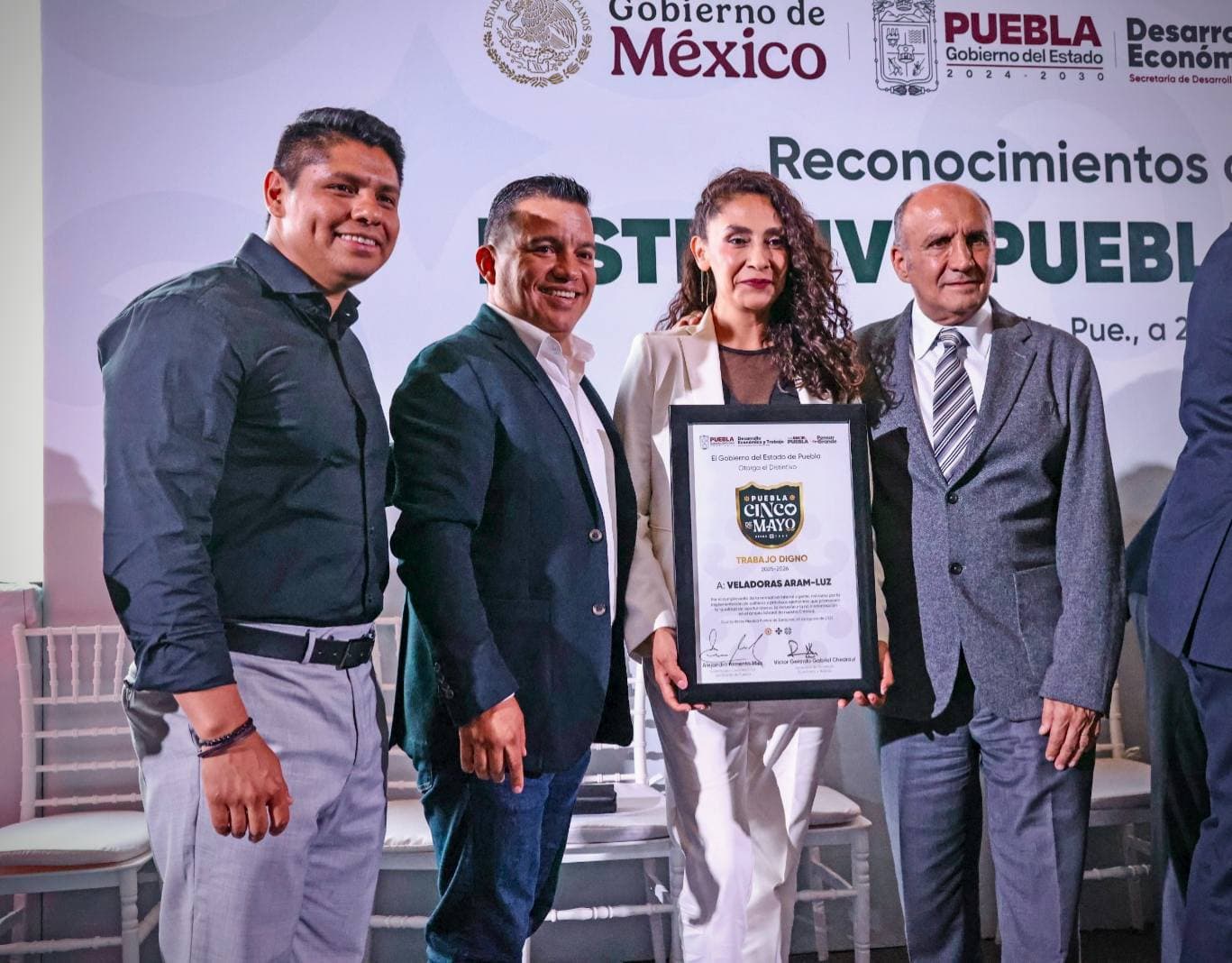 Omar Muñoz asiste a entrega de reconocimientos en Puebla