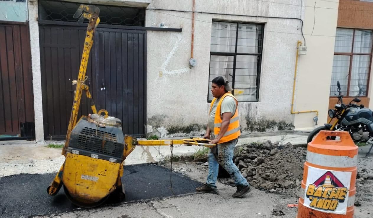 Bacheo continúa en vialidades de Puebla capital