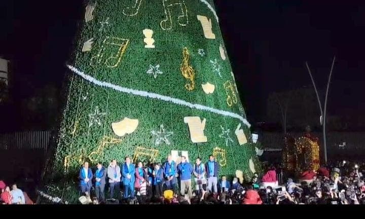 Encendido del Árbol Navideño ilumina el CCU de la BUAP