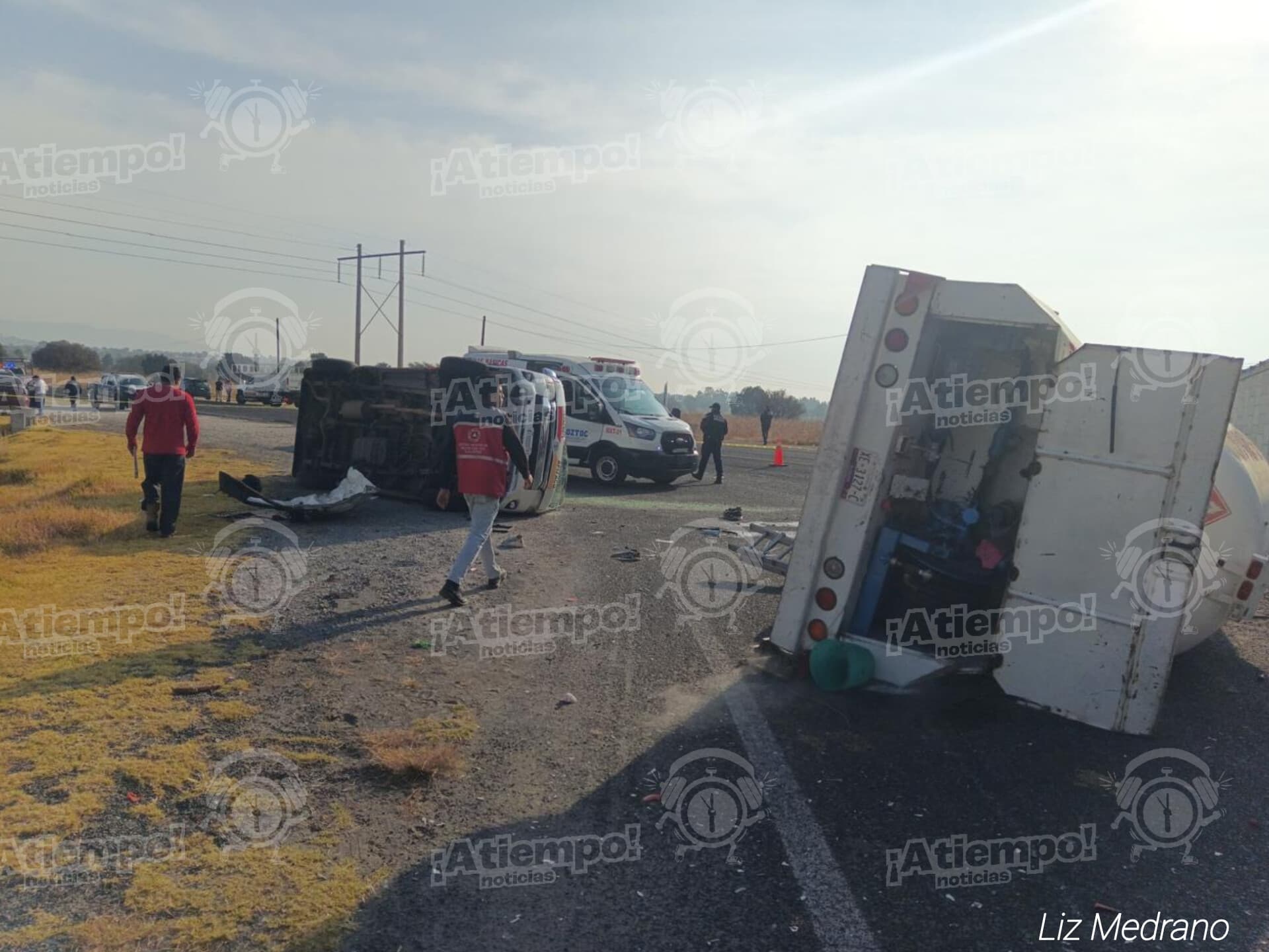 Accidente entre pipa y transporte público cierra paso en Xaloztoc